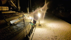 Når snøen laver ned på båten kvelden før start i Vinterregattaen