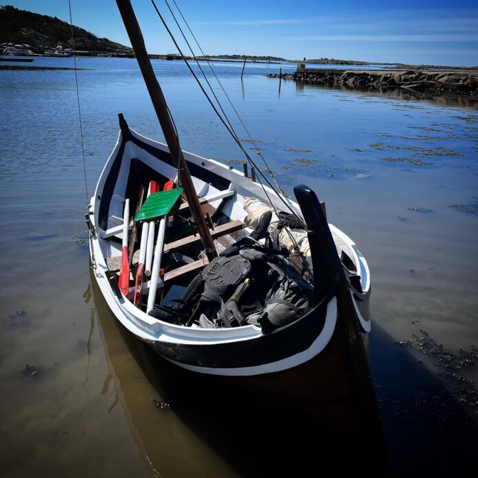 I denne vakre tradisjonsbåten skal Leo seile og ro norskekysten